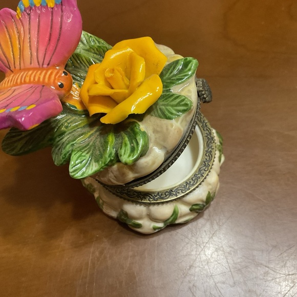Porcelain Butterfly, Flower Trinket, Pill, Jewelry Box. Still Has Original Tag. - Picture 3 of 9
